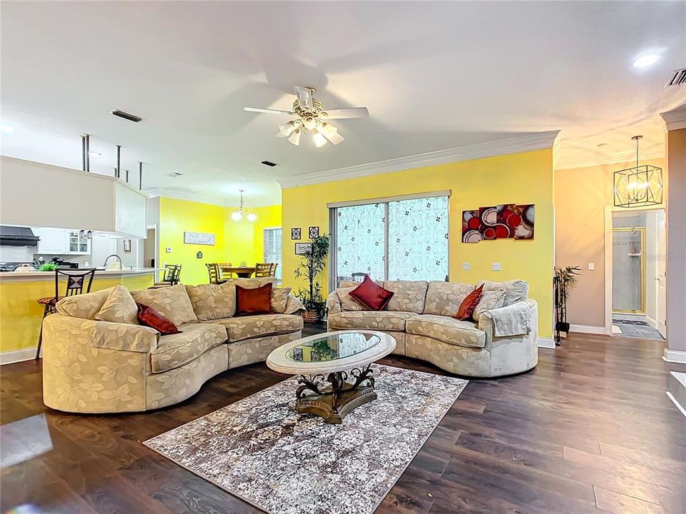 Activo con contrato: $875,000 (4 camas, 3 baños, 3131 Pies cuadrados)