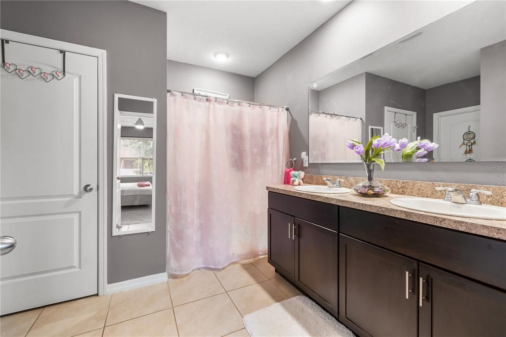 待售: $325,000 (4 贝兹, 2 浴室, 1872 平方英尺)