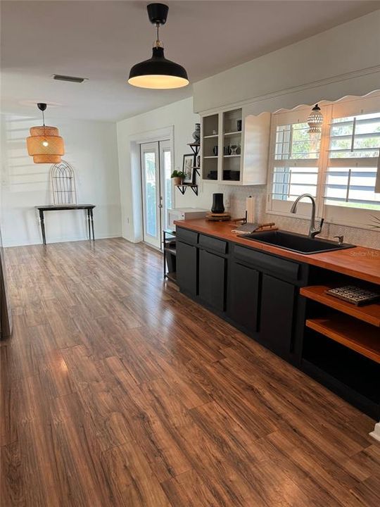 For Sale: $290,000 (2 beds, 1 baths, 1200 Square Feet)