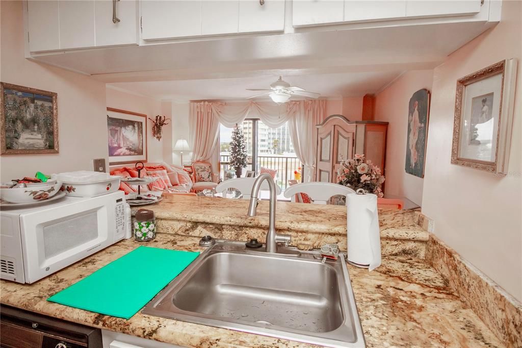 For Rent: $2,000 (1 beds, 1 baths, 654 Square Feet)