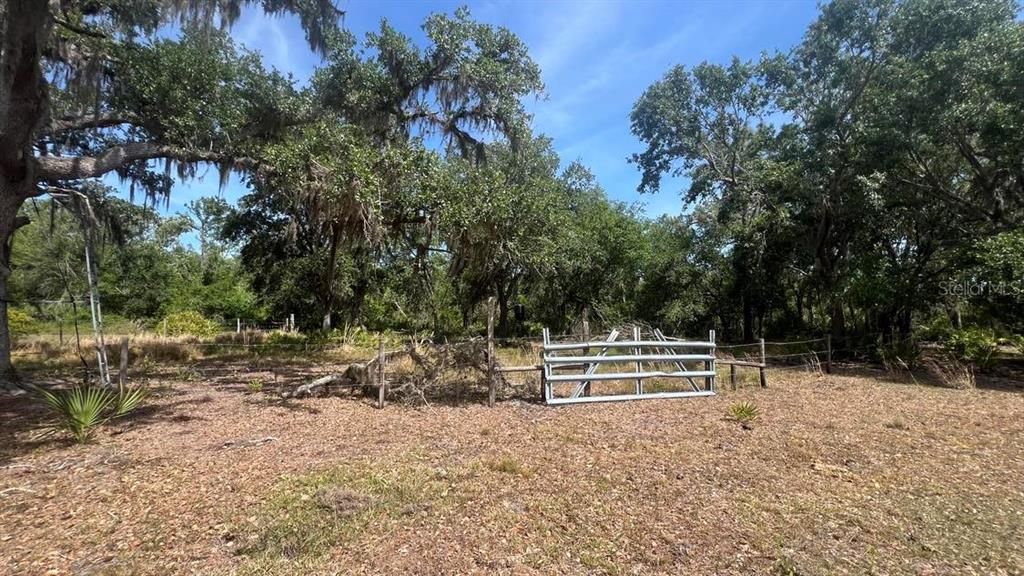 待售: $875,000 (30.00 acres)