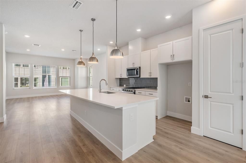 For Rent: $3,550 (3 beds, 3 baths, 1952 Square Feet)