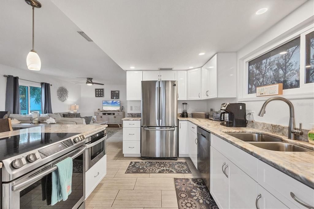 待售: $825,000 (2 贝兹, 2 浴室, 800 平方英尺)