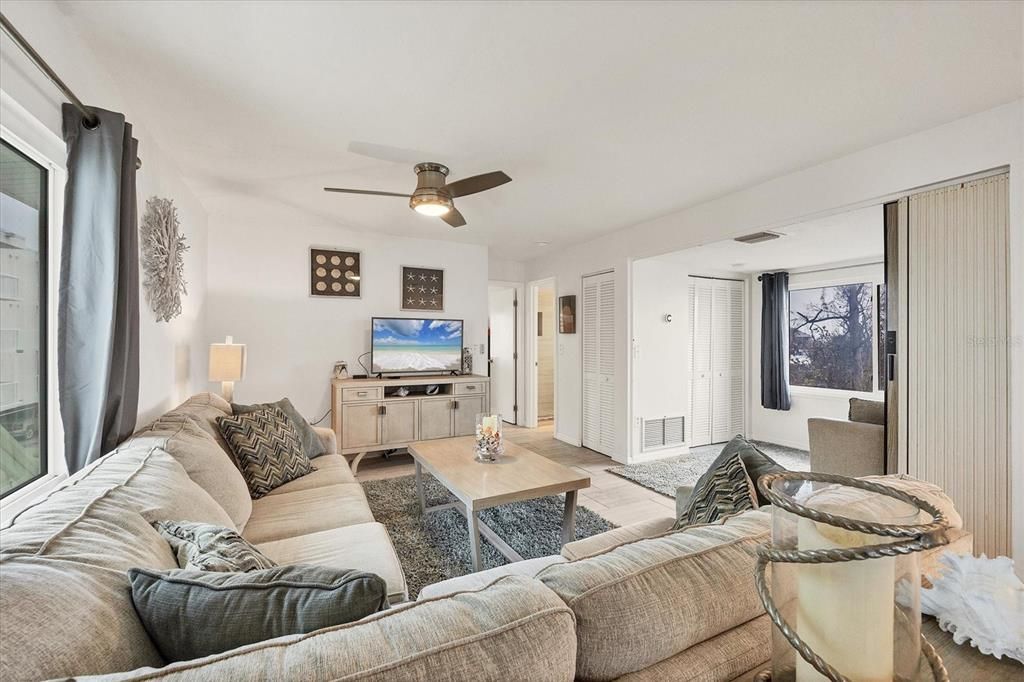 待售: $825,000 (2 贝兹, 2 浴室, 800 平方英尺)