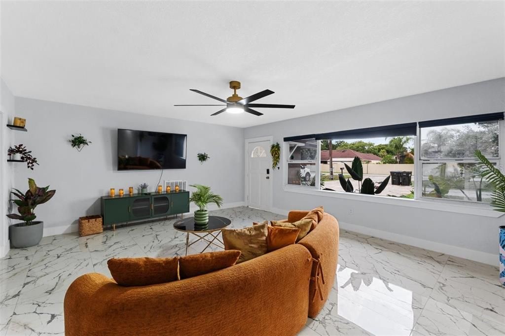 En Venta: $550,000 (4 camas, 3 baños, 1405 Pies cuadrados)