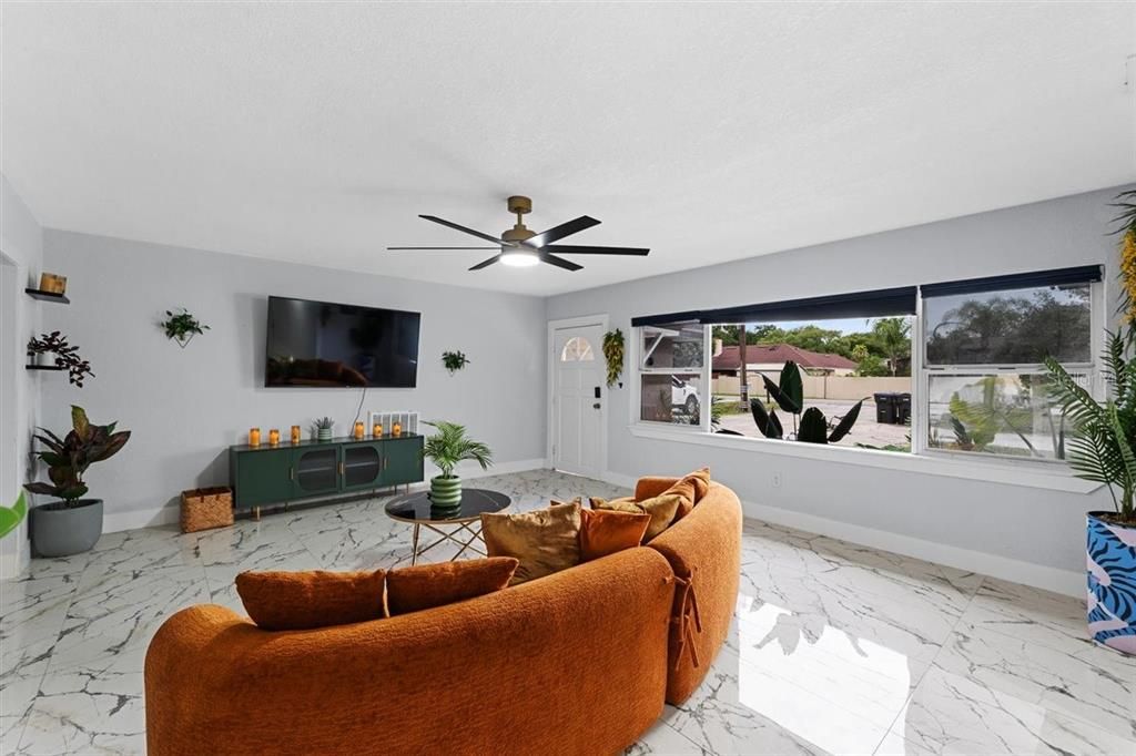 En Venta: $550,000 (4 camas, 3 baños, 1405 Pies cuadrados)