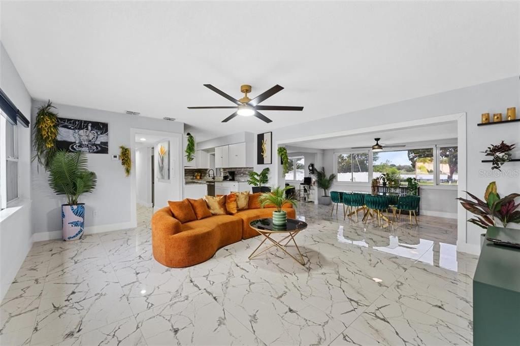 En Venta: $550,000 (4 camas, 3 baños, 1405 Pies cuadrados)