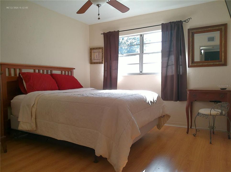 На продажу: $119,000 (2 спален, 1 ванн, 1100 Квадратных фут)