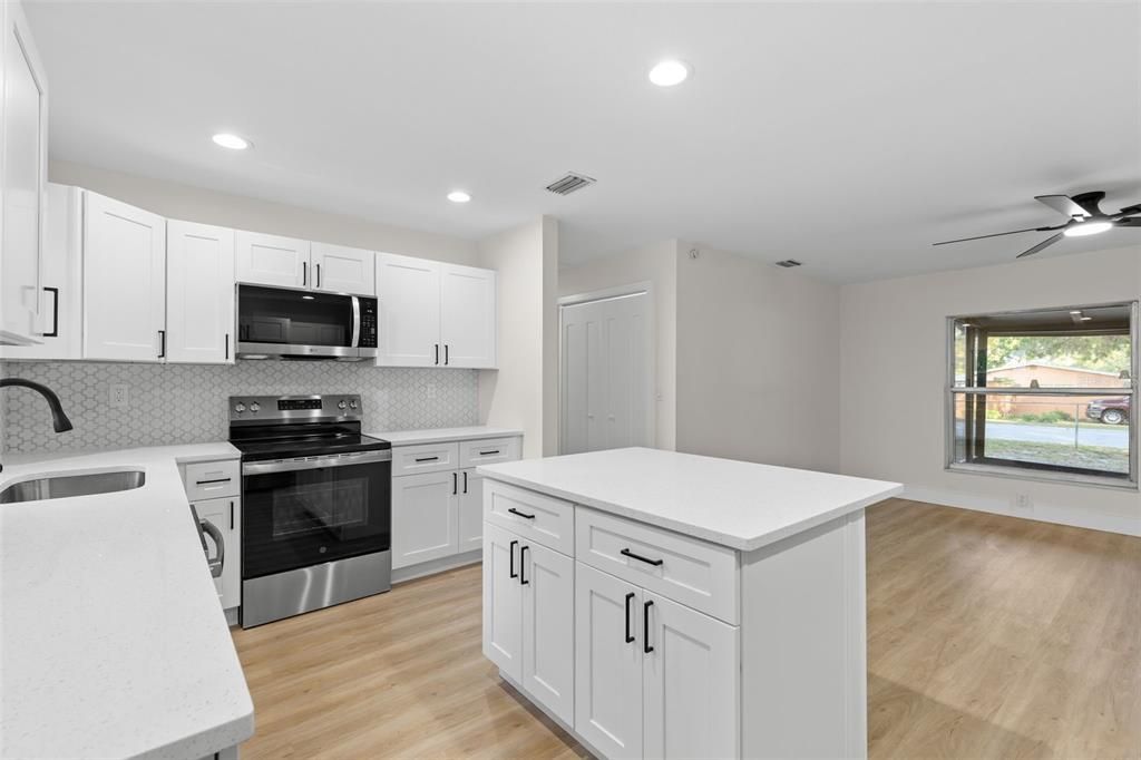 For Sale: $329,900 (3 beds, 2 baths, 1036 Square Feet)