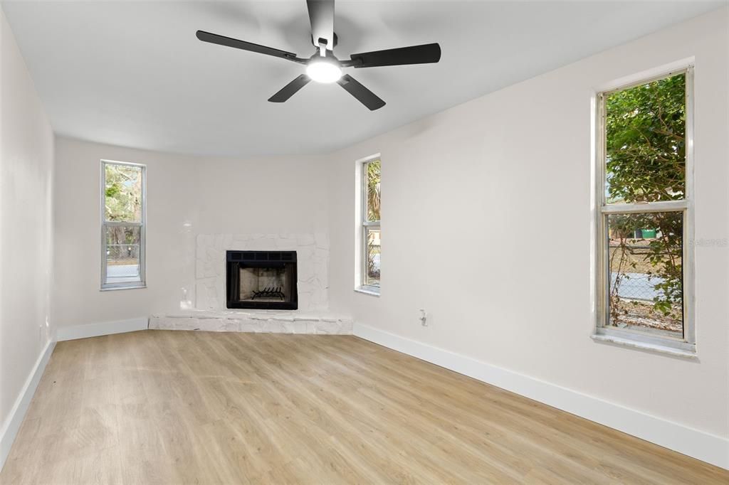 For Sale: $329,900 (3 beds, 2 baths, 1036 Square Feet)