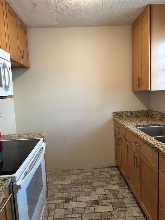 For Sale: $119,900 (1 beds, 1 baths, 590 Square Feet)