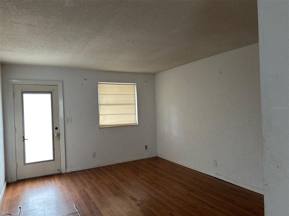 For Sale: $119,900 (1 beds, 1 baths, 590 Square Feet)