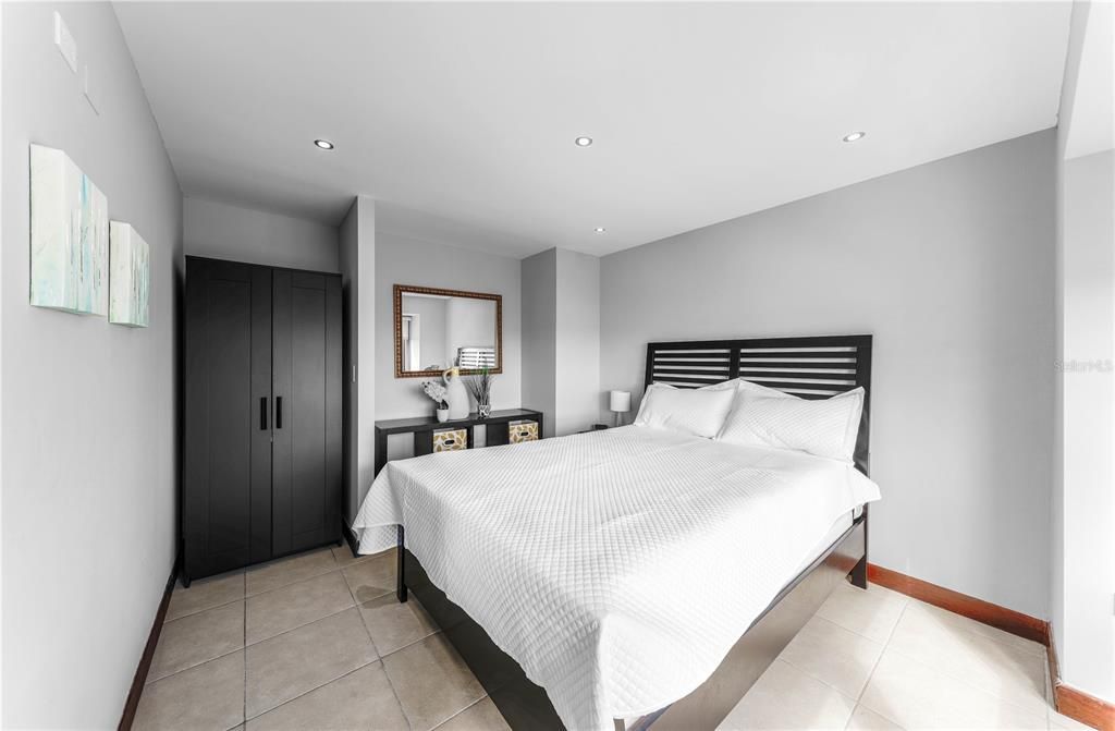 For Rent: $5,000 (2 beds, 2 baths, 950 Square Feet)