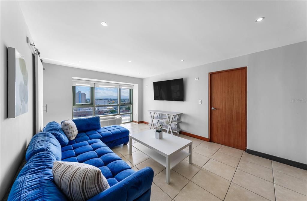 For Rent: $5,000 (2 beds, 2 baths, 950 Square Feet)