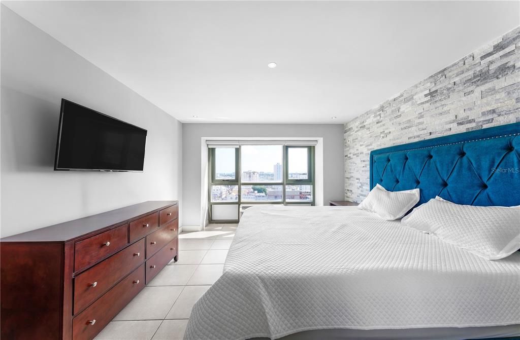 For Rent: $5,000 (2 beds, 2 baths, 950 Square Feet)