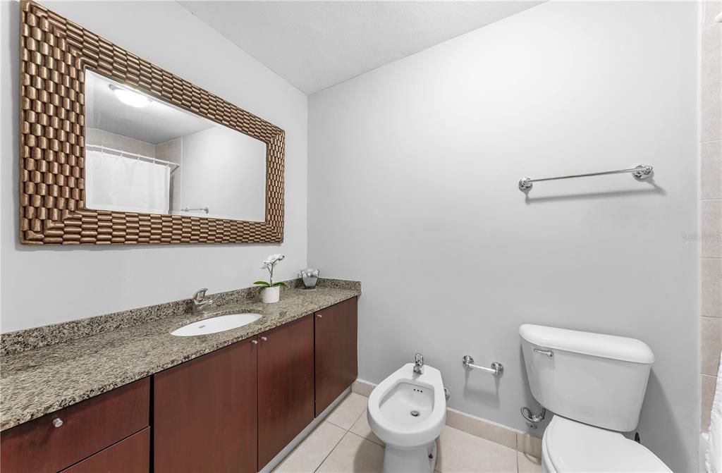 For Rent: $5,000 (2 beds, 2 baths, 950 Square Feet)