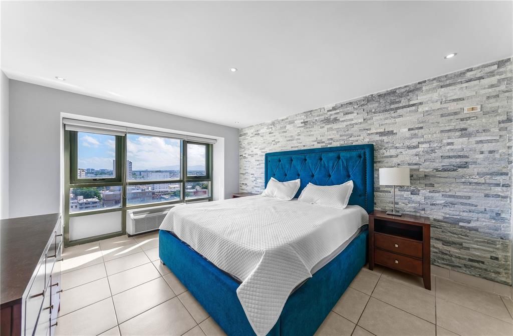 For Rent: $5,000 (2 beds, 2 baths, 950 Square Feet)