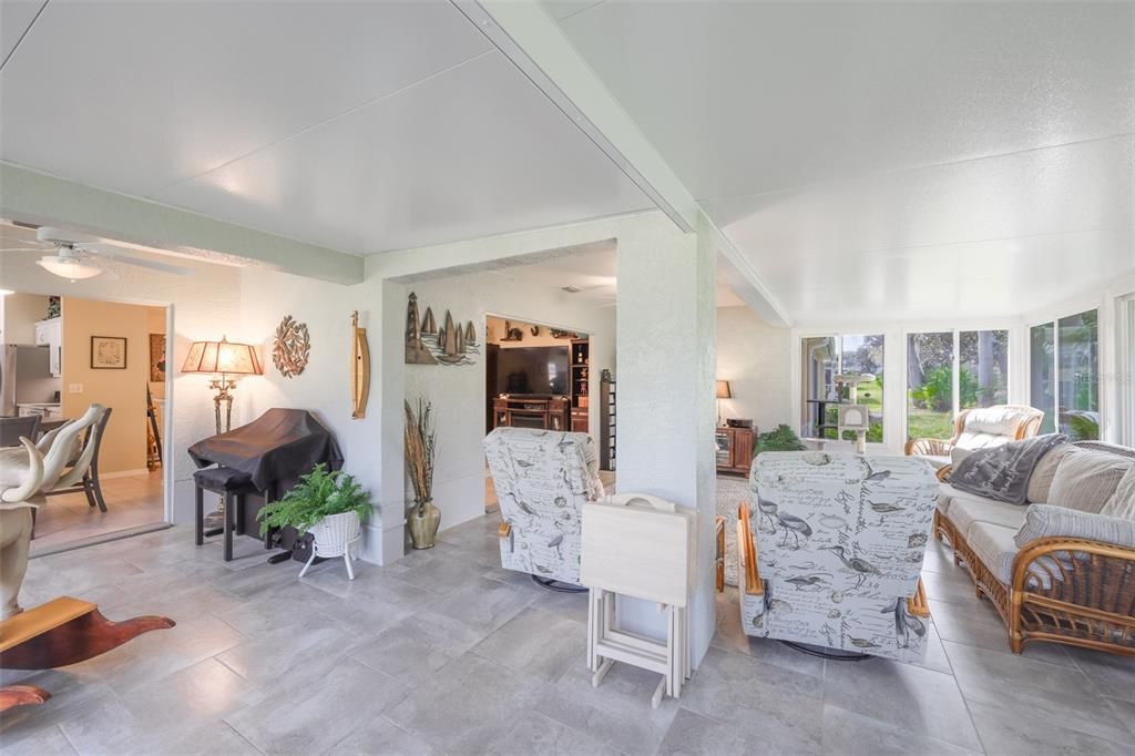 На продажу: $340,000 (2 спален, 2 ванн, 2014 Квадратных фут)