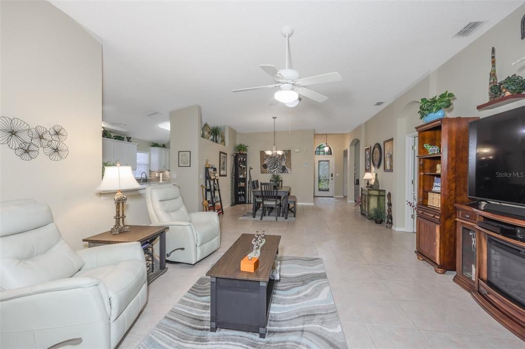 На продажу: $340,000 (2 спален, 2 ванн, 2014 Квадратных фут)