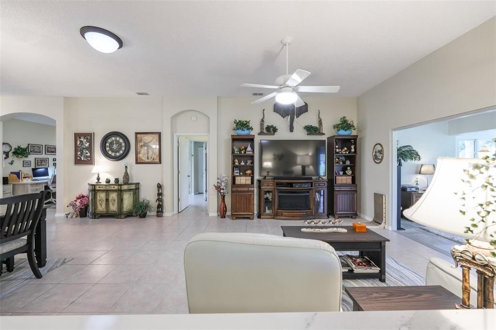 На продажу: $340,000 (2 спален, 2 ванн, 2014 Квадратных фут)