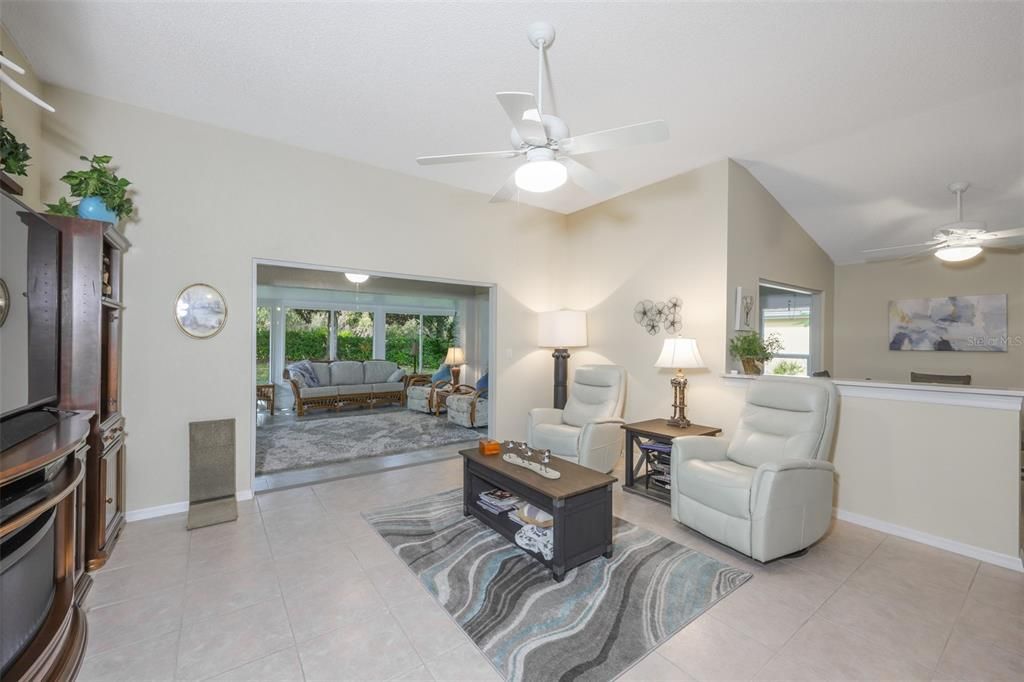 На продажу: $340,000 (2 спален, 2 ванн, 2014 Квадратных фут)