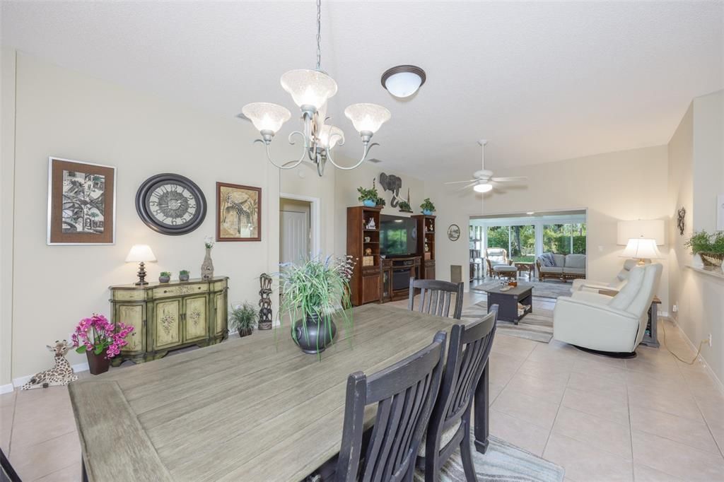 На продажу: $340,000 (2 спален, 2 ванн, 2014 Квадратных фут)