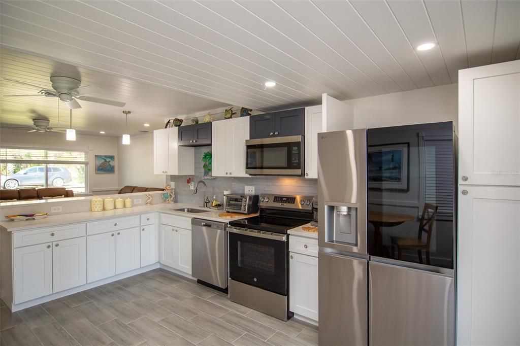 For Rent: $5,400 (2 beds, 2 baths, 864 Square Feet)