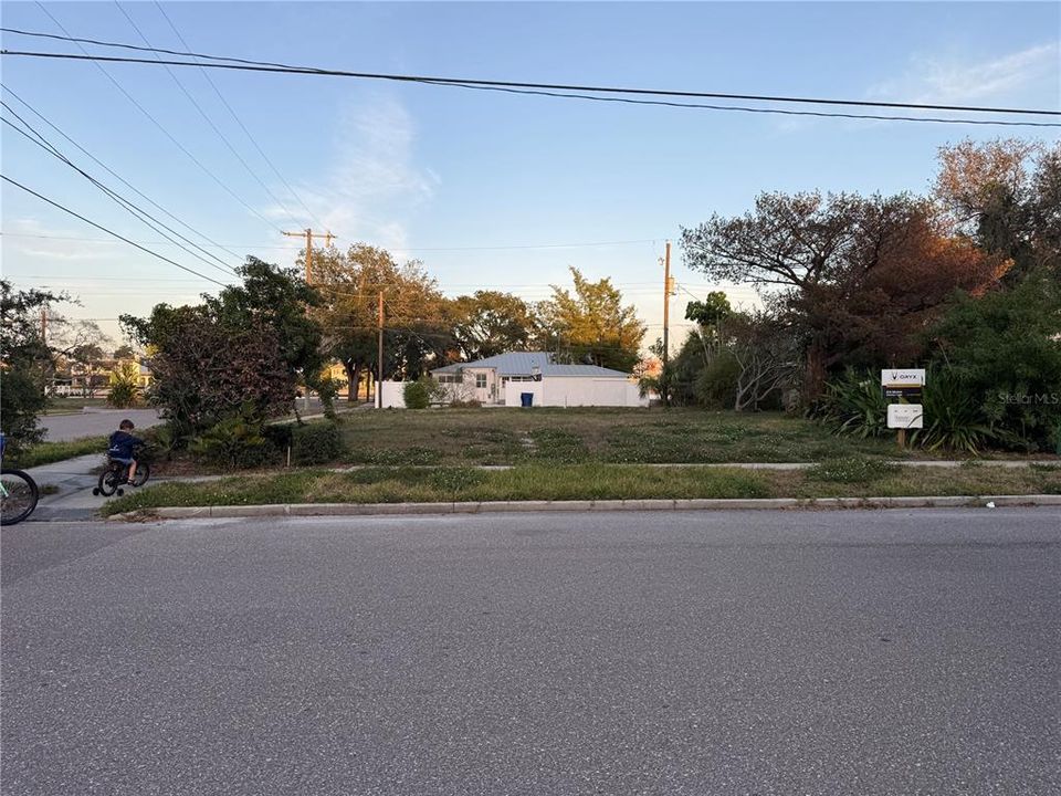 For Sale: $825,000 (0.14 acres)