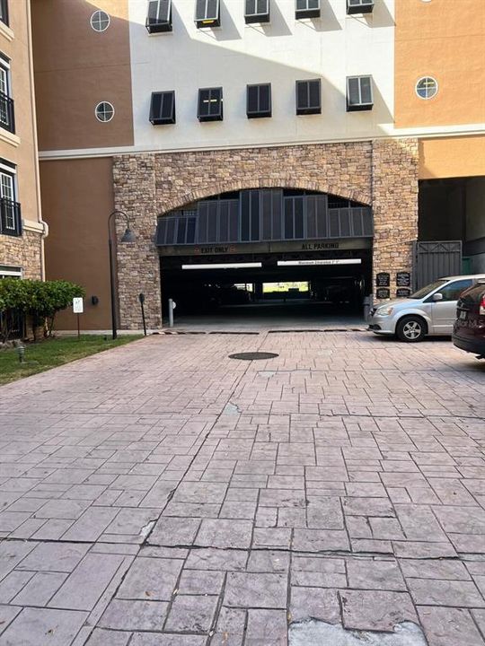 For Rent: $2,300 (2 beds, 1 baths, 996 Square Feet)