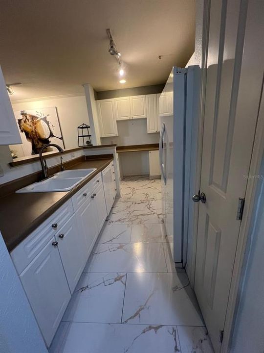 For Rent: $2,300 (2 beds, 1 baths, 996 Square Feet)