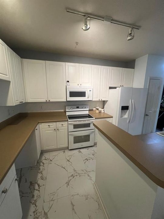 For Rent: $2,300 (2 beds, 1 baths, 996 Square Feet)