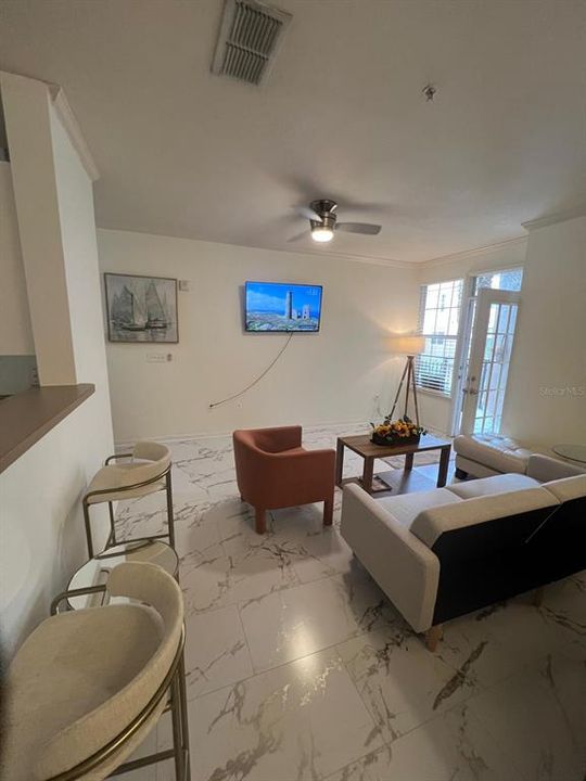 For Rent: $2,300 (2 beds, 1 baths, 996 Square Feet)