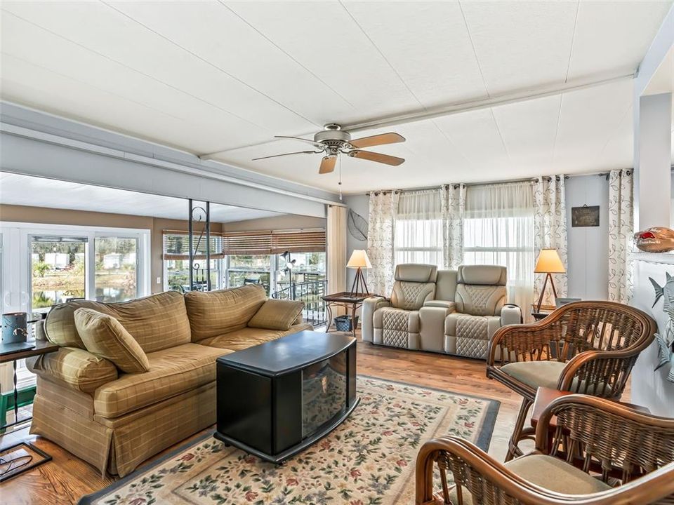 For Sale: $269,000 (2 beds, 2 baths, 1240 Square Feet)