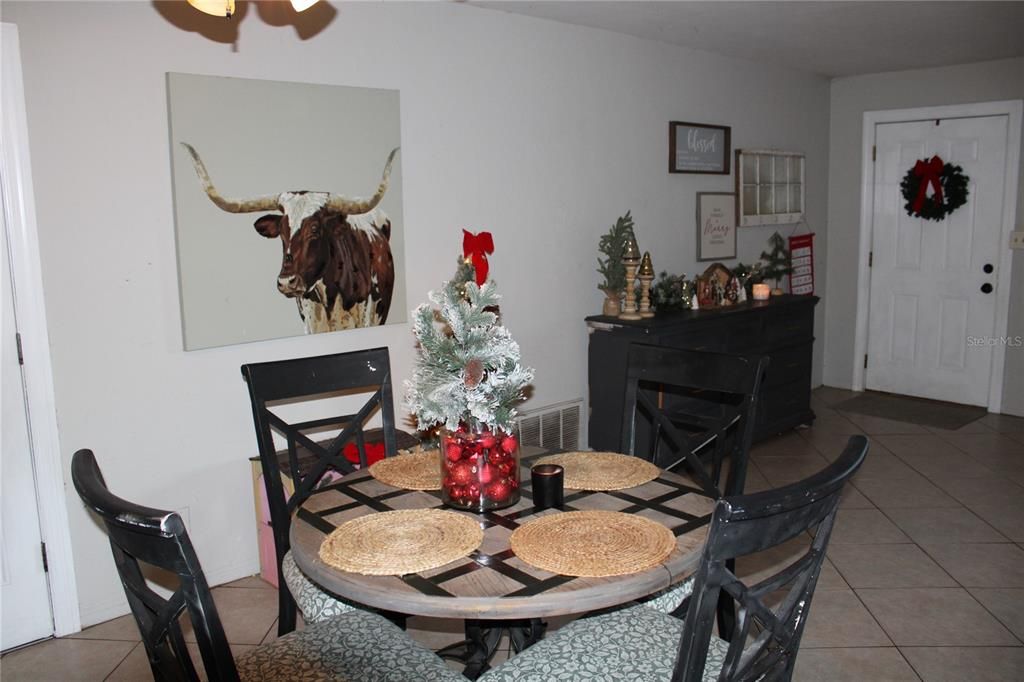 На продажу: $349,900 (2 спален, 1 ванн, 1032 Квадратных фут)