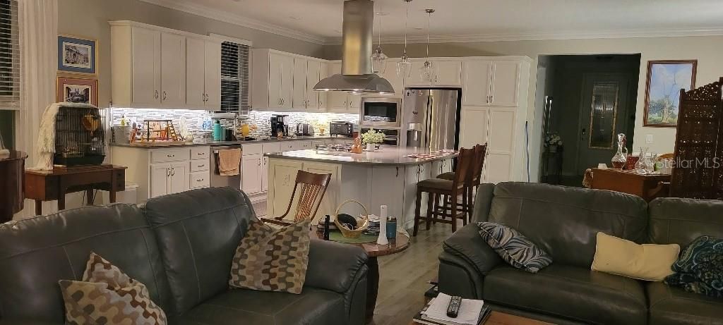 En Venta: $422,000 (2 camas, 2 baños, 1975 Pies cuadrados)