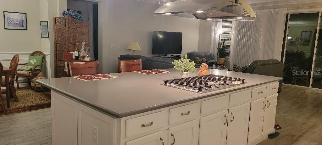 En Venta: $422,000 (2 camas, 2 baños, 1975 Pies cuadrados)