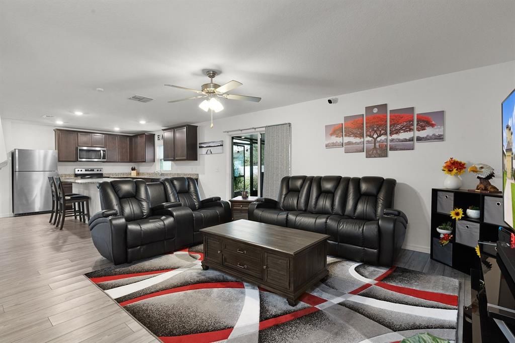 For Rent: $2,400 (3 beds, 2 baths, 1729 Square Feet)