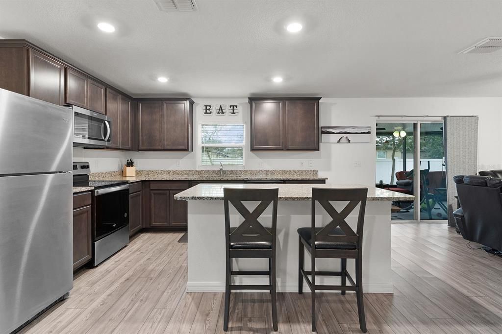 For Rent: $2,400 (3 beds, 2 baths, 1729 Square Feet)