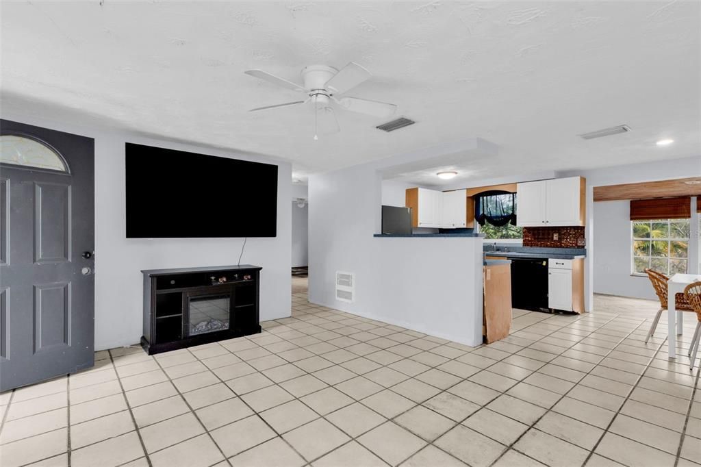 For Sale: $199,000 (3 beds, 2 baths, 1376 Square Feet)