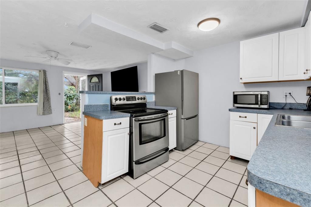 For Sale: $199,000 (3 beds, 2 baths, 1376 Square Feet)