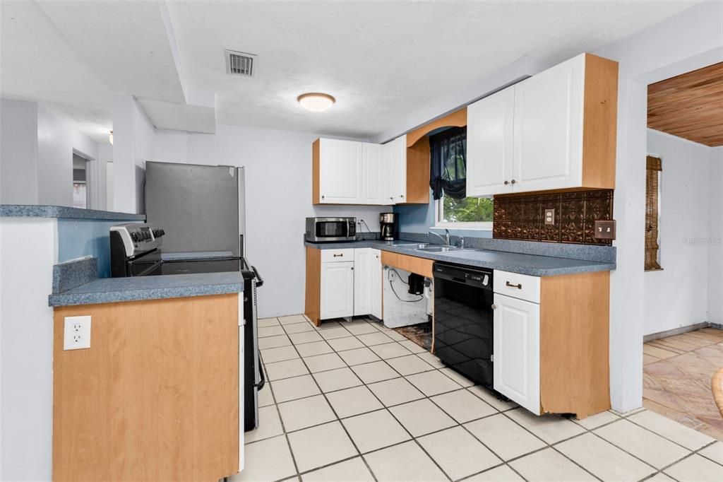 For Sale: $199,000 (3 beds, 2 baths, 1376 Square Feet)