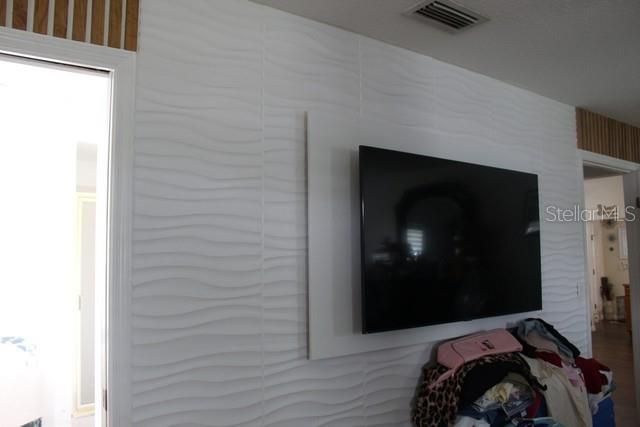 For Sale: $380,000 (3 beds, 2 baths, 1813 Square Feet)