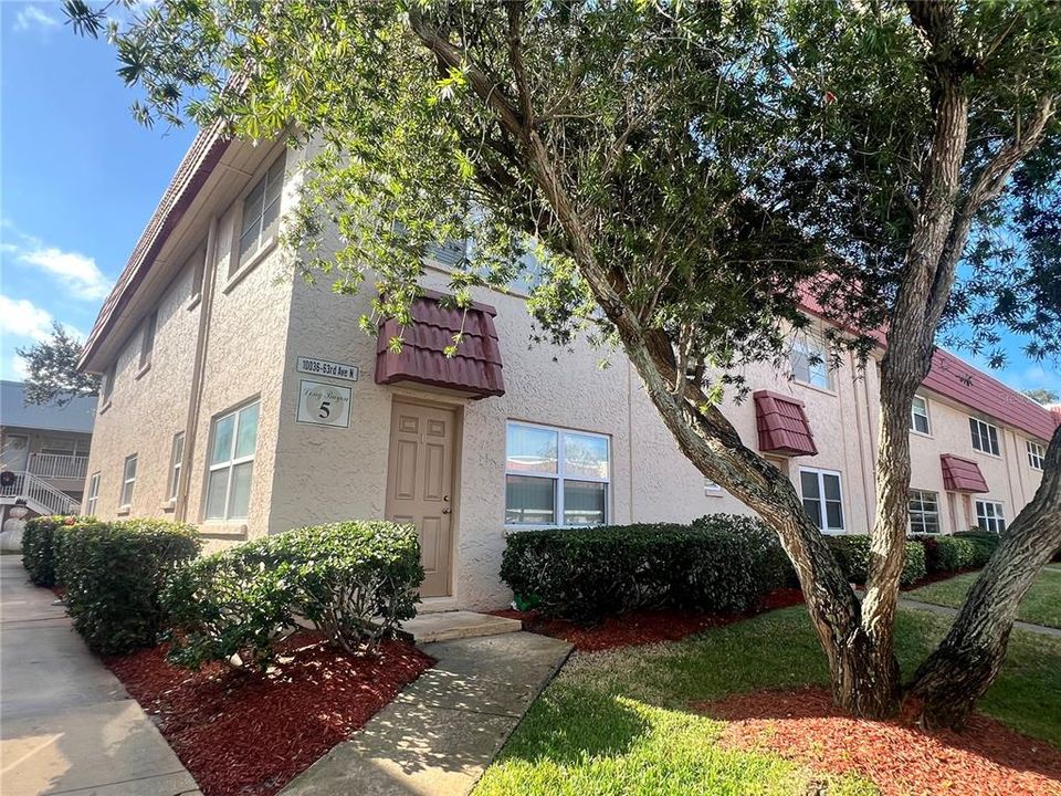 For Rent: $2,200 (2 beds, 2 baths, 1070 Square Feet)