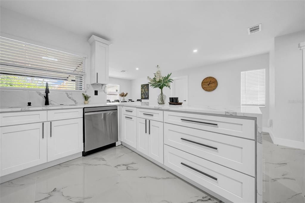 合同活跃: $485,000 (3 贝兹, 2 浴室, 1379 平方英尺)