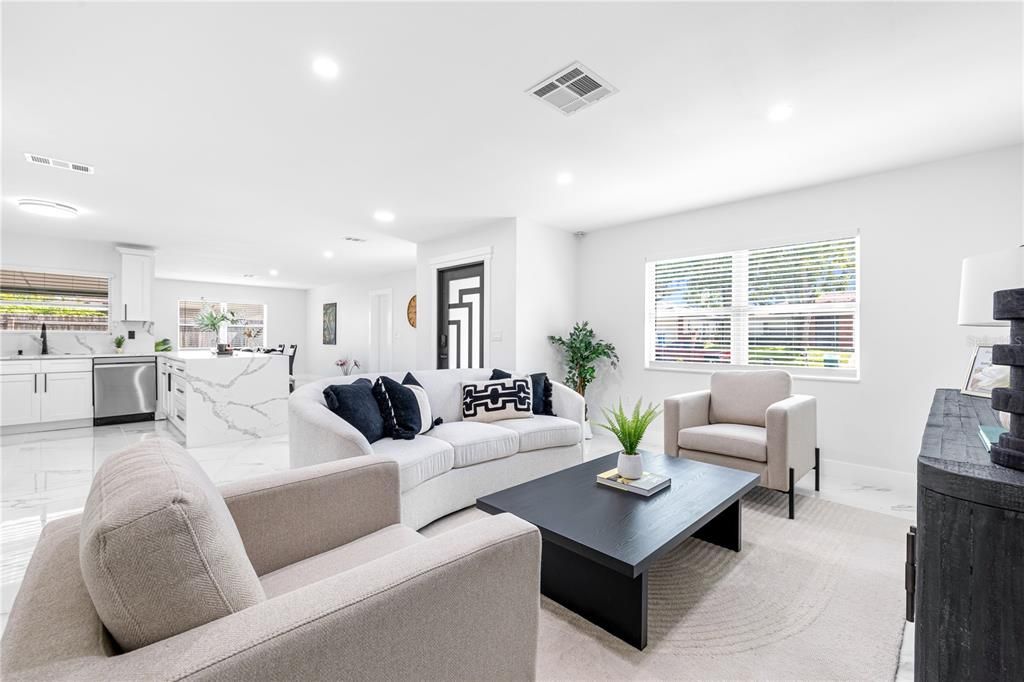 合同活跃: $485,000 (3 贝兹, 2 浴室, 1379 平方英尺)