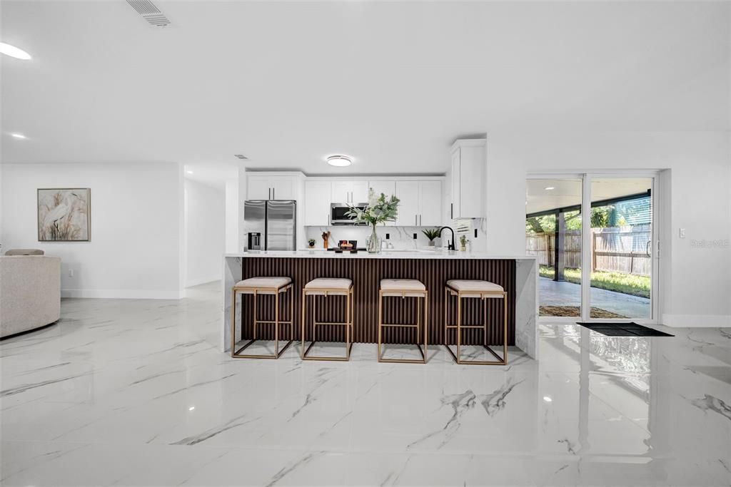 合同活跃: $485,000 (3 贝兹, 2 浴室, 1379 平方英尺)