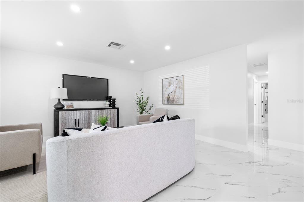 合同活跃: $485,000 (3 贝兹, 2 浴室, 1379 平方英尺)