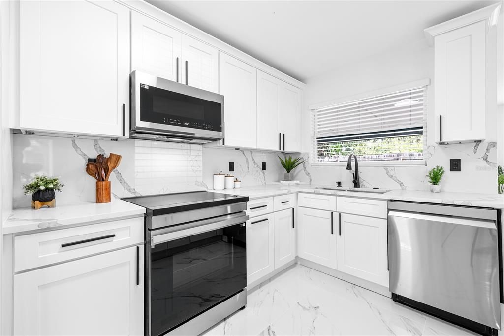 合同活跃: $485,000 (3 贝兹, 2 浴室, 1379 平方英尺)