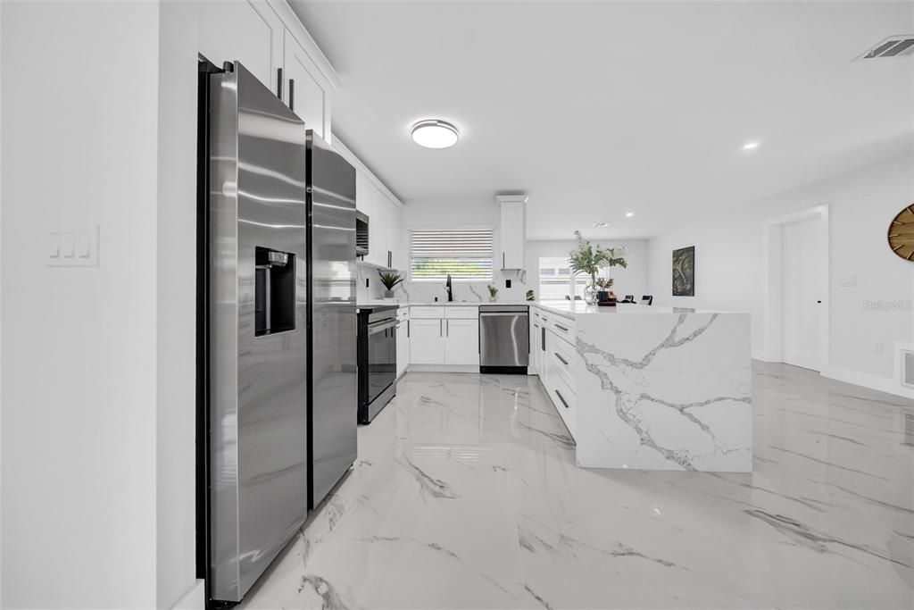 合同活跃: $485,000 (3 贝兹, 2 浴室, 1379 平方英尺)