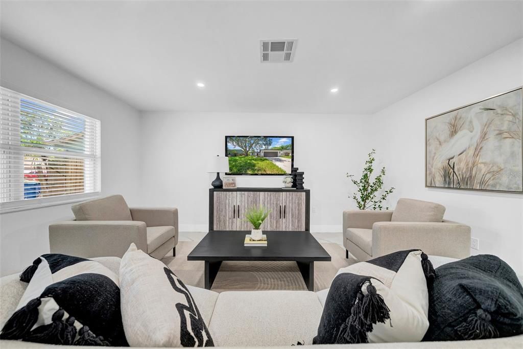 合同活跃: $485,000 (3 贝兹, 2 浴室, 1379 平方英尺)